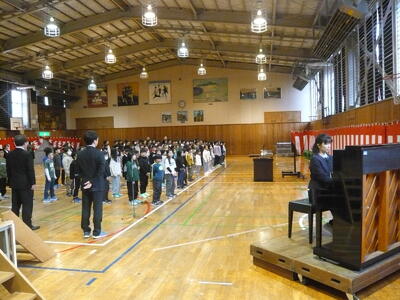 みんなで元気に校歌を歌います